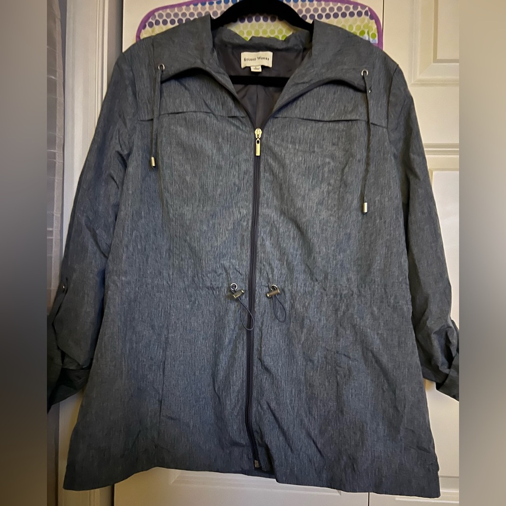 EUC Women’s Studio One super light weight jacket. Size L.
